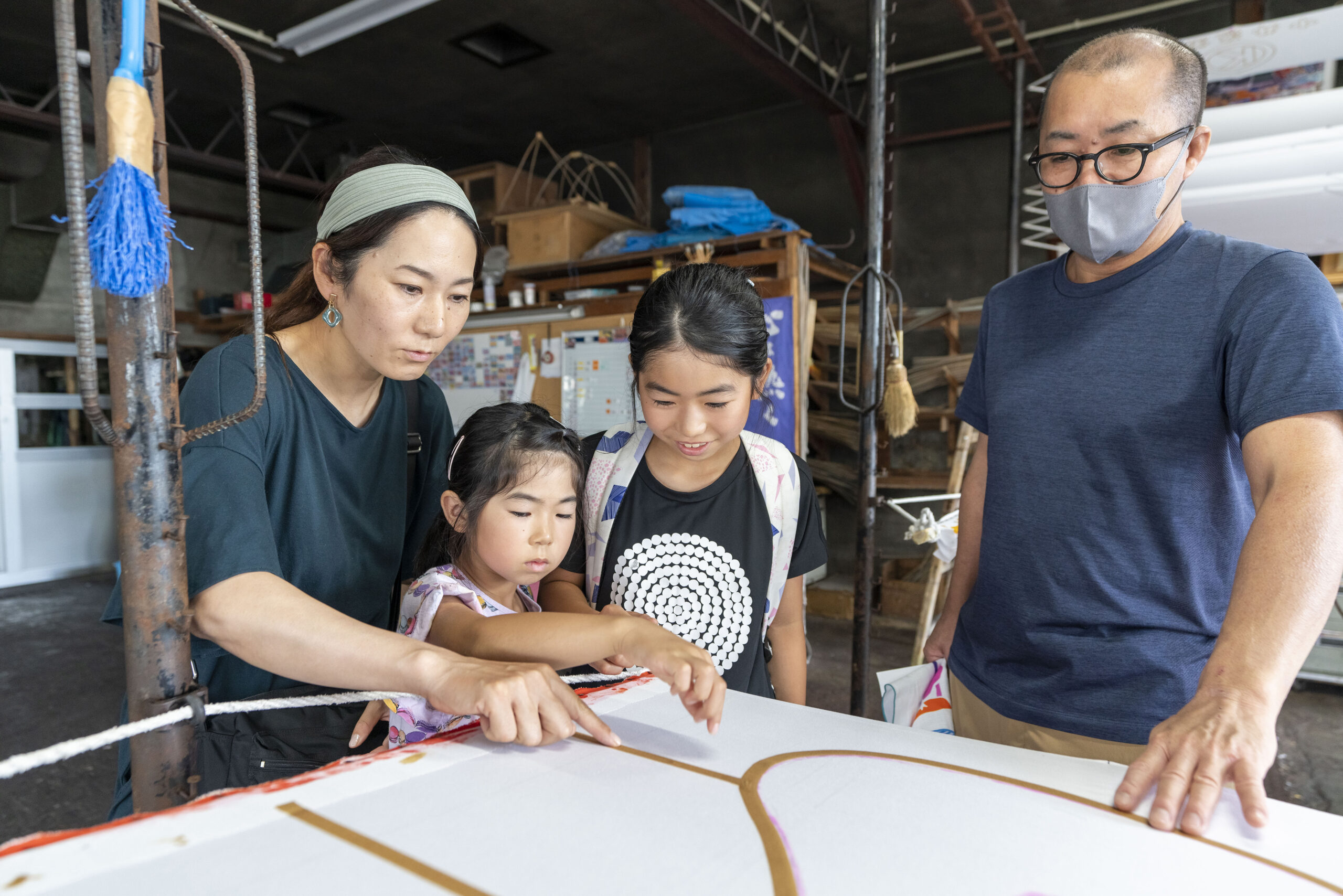 【旭川駅周辺・親子で楽しむ】近藤染工場で「刷毛引き本染め」風呂敷作り（2人1組）