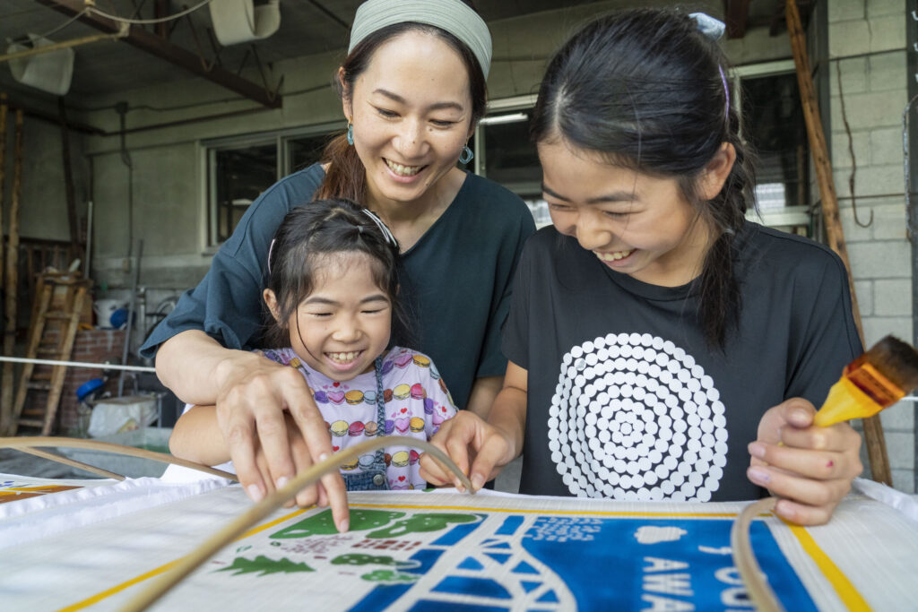 【旭川駅周辺・親子で楽しむ】近藤染工場で「刷毛引き本染め」風呂敷作り(2人1組)