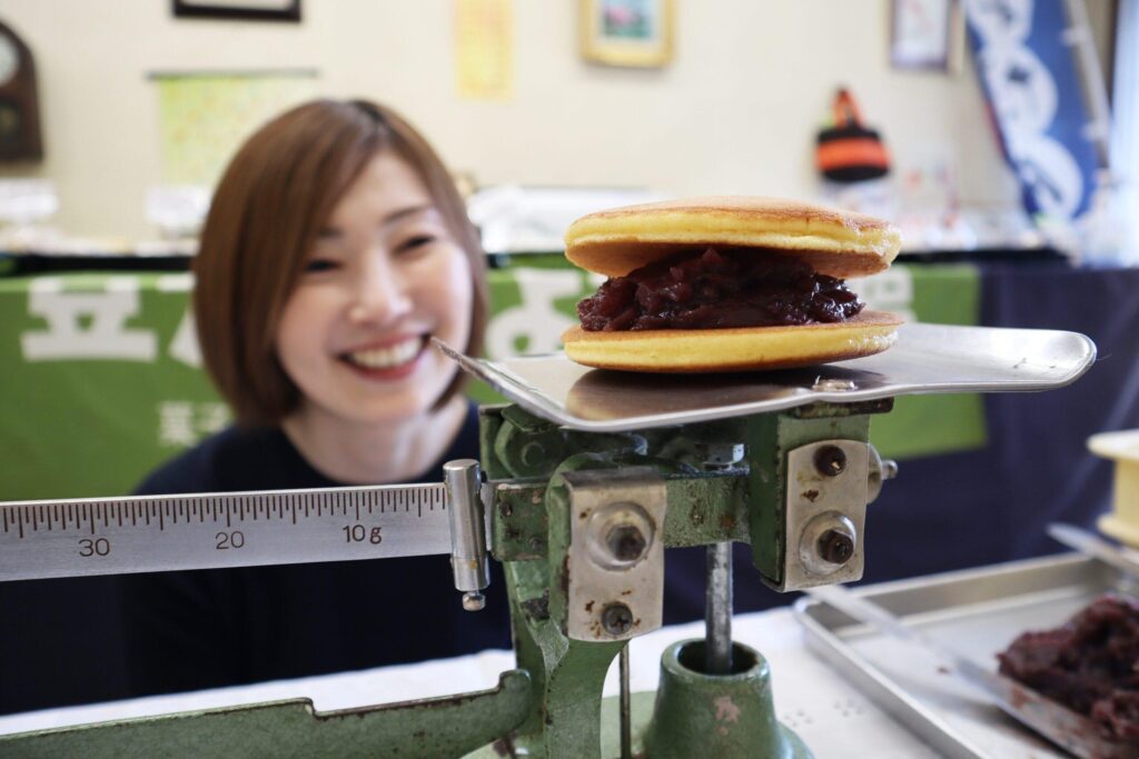 【Asahikawa Japanese confectionery making】Experience making dorayaki at the long-established confectionery shop “Nichirin”