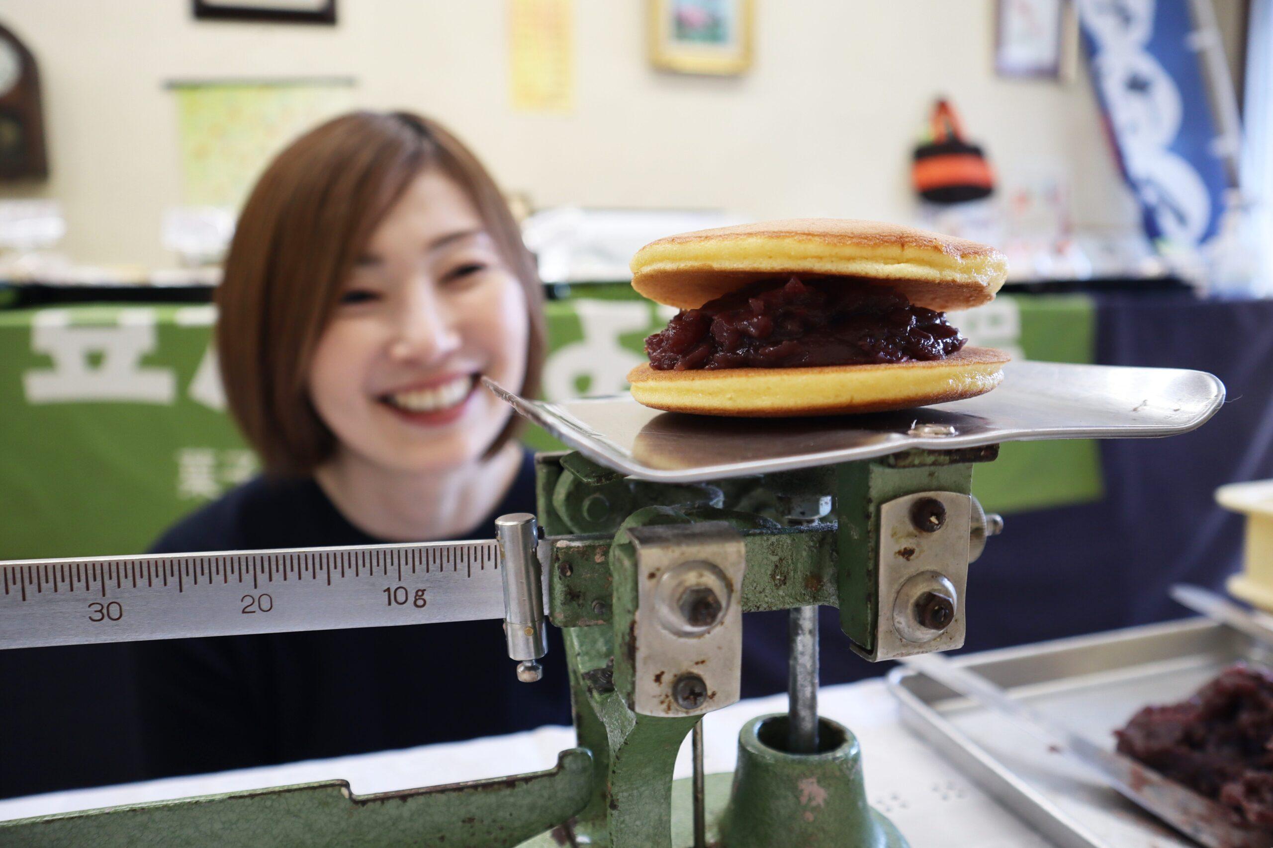 【Asahikawa Japanese confectionery making】Experience making dorayaki at the long-established confectionery shop “Nichirin”