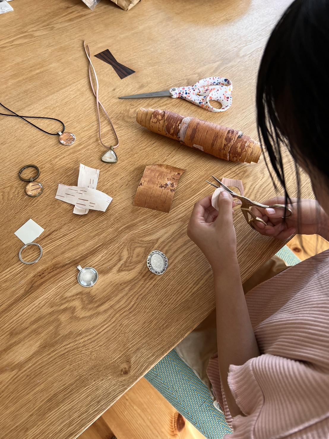 【愛別・ハンドメイド】白樺の樹皮を使ったアクセサリー作り体験