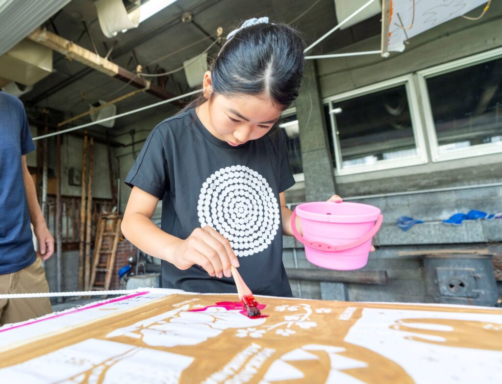 [Around Asahikawa Station] Kondo dyeing factory makes “brush drawn book dyeing” original furoshiki