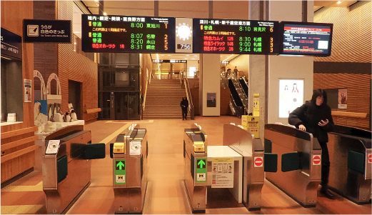 電光掲示板でホームを確認しましょう。