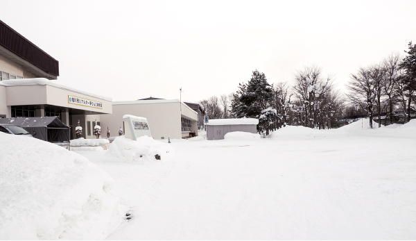 ②体育館の前を向かって右方向にまっすぐ進みます。